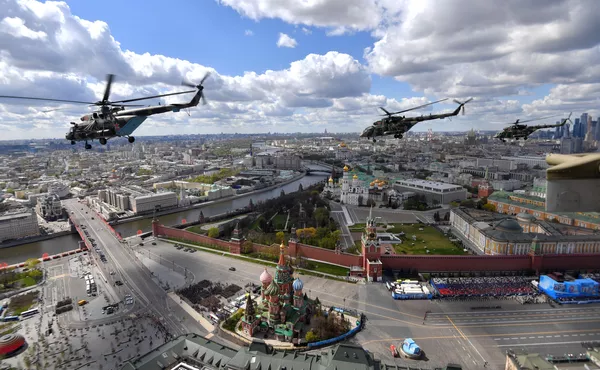 Daudzfunkcionālie helikopteri Mi-8 parādes ģenerālmēģinājumā Daudzfunkcionālie helikopteri Mi-8 parādes ģenerālmēģinājumā - Sputnik Latvija