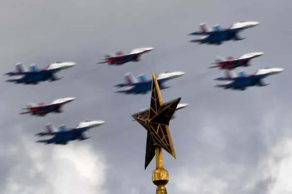 Pilotāžas grupu Russkije vityazi un Strizhi iznīcinātāju MiG-29 un Su-30SM ierinda Kubas briljants Pilotāžas grupu Russkije vityazi un Strizhi iznīcinātāju MiG-29 un Su-30SM ierinda Kubas briljants - Sputnik Latvija