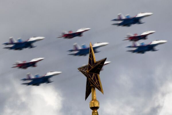 Pilotāžas grupu Russkije vityazi un Strizhi iznīcinātāju MiG-29 un Su-30SM ierinda Kubas briljants - Sputnik Latvija