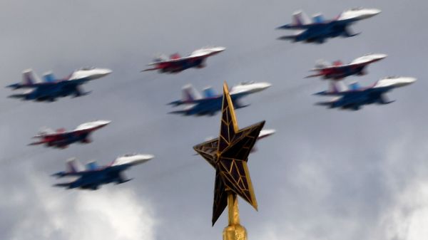 Строй кубинский бриллиант из истребителей МиГ-29 и Су-30СМ пилотажных групп Русские витязи и Стрижи - Sputnik Латвия