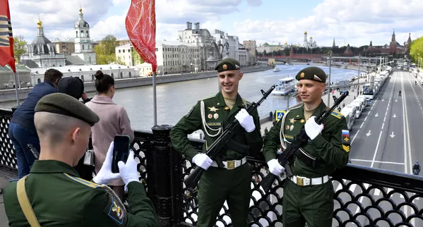 Karavīri uz tilta Maskavā Karavīri uz tilta Maskavā - Sputnik Latvija