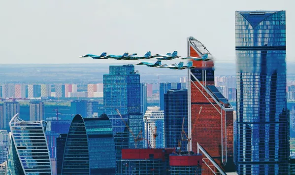 Pār biznesa centru Maskva-siti pārlidoja iznīcinātāju Su-30SM, Su-35S un bumbvedēju Su-34 ierinda taktiskais spārns Pār biznesa centru Maskva-siti pārlidoja iznīcinātāju Su-30SM, Su-35S un bumbvedēju Su-34 ierinda taktiskais spārns - Sputnik Latvija