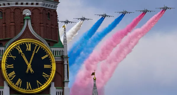 Mērķu vilcēji Su-25BM debesīs parādes ģenerālmēģinājumā Mērķu vilcēji Su-25BM debesīs parādes ģenerālmēģinājumā - Sputnik Latvija