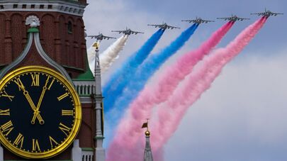 Самолеты-буксировщики мишеней Су-25БМ в небе во время репетиции воздушной части парада в честь 76-летия Победы в Великой Отечественной войне в Москве