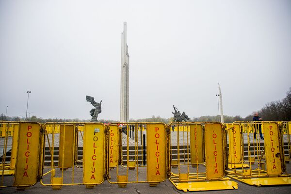 Полицейские закрыли доступ к памятнику Освободителям Риги - Sputnik Латвия