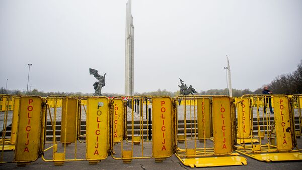 Полицейские закрыли доступ к памятнику Освободителям Риги - Sputnik Латвия