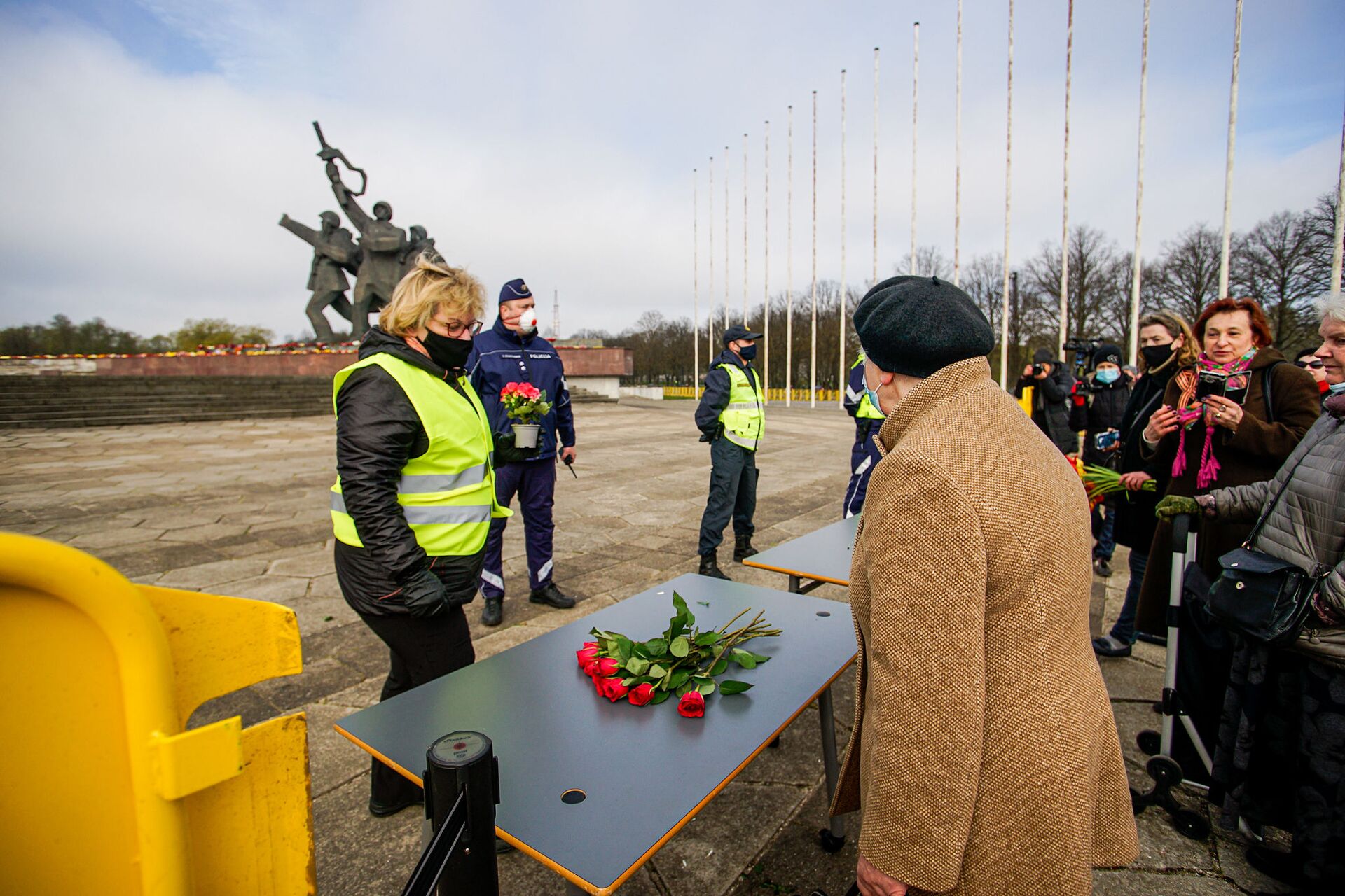 Цветы предлагают оставлять на столах, установленных возле памятника - Sputnik Латвия, 1920, 01.06.2021