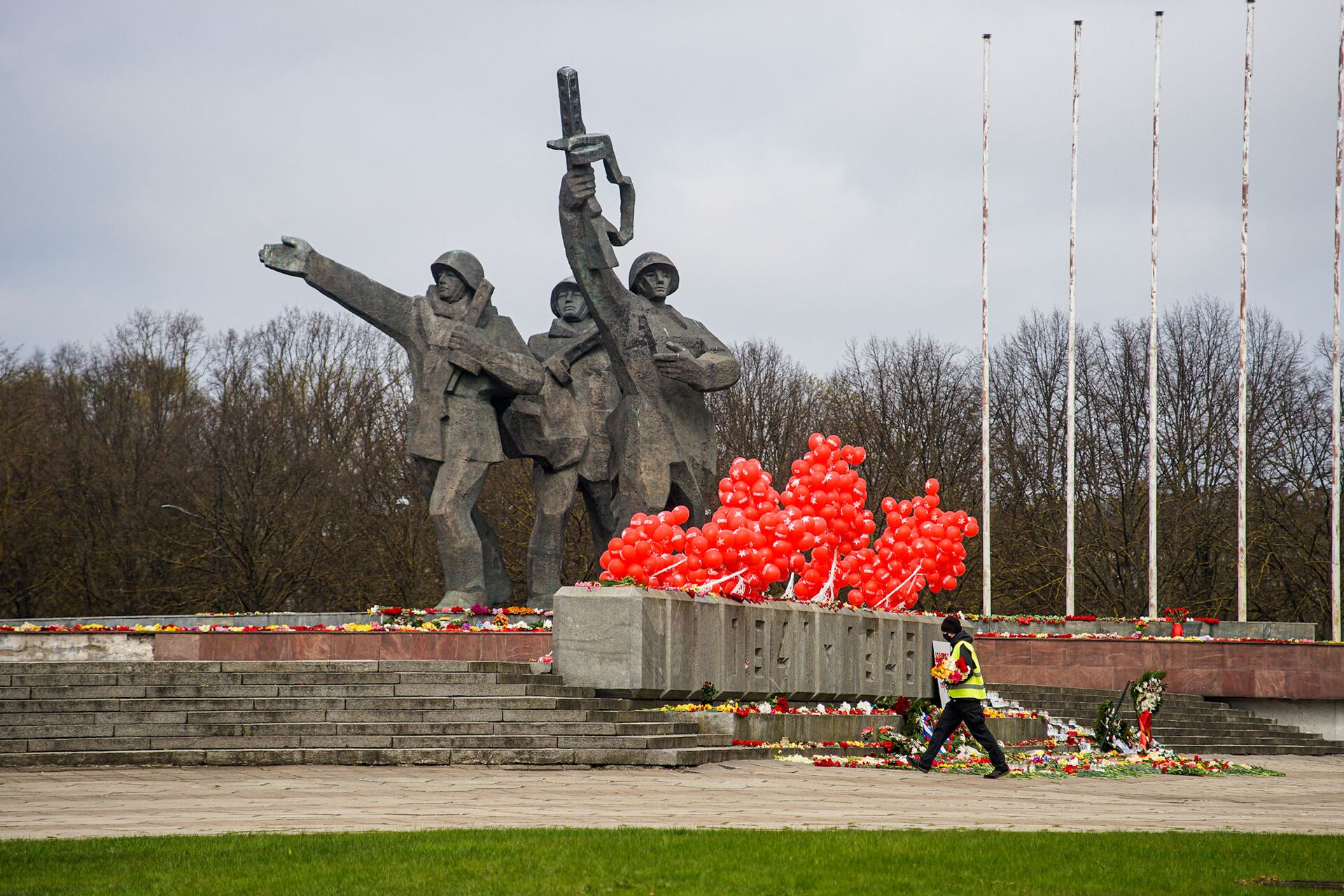 Цветы у памятника Освободителям Риги  - Sputnik Латвия, 1920, 01.06.2021