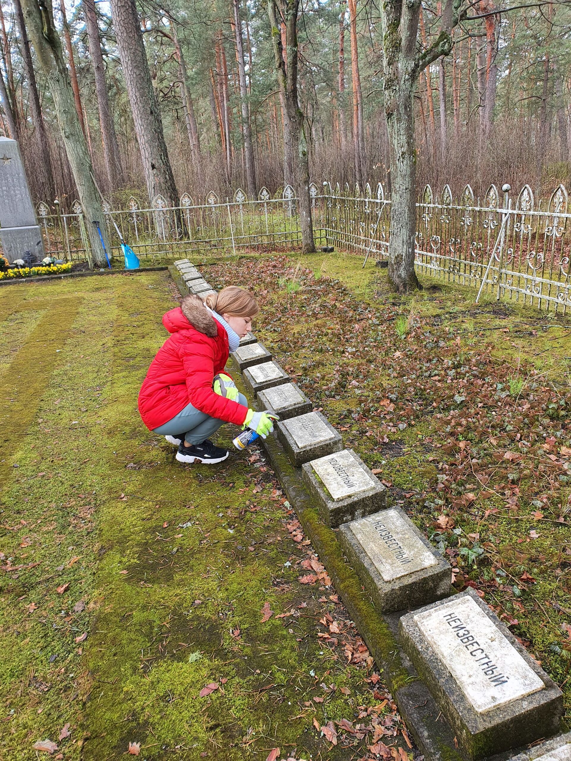 Школьница Маша Донникова чистит таблички на братском кладбище в Предайне - Sputnik Latvija, 1920, 01.06.2021