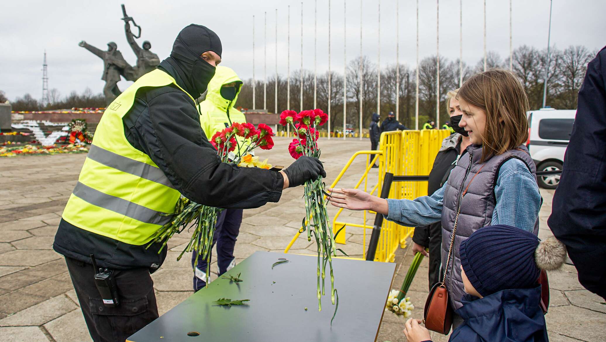 В риге запретили нести цветы. 9 Мая в Латвии 2021. Латвия день Победы. Латвия 9 мая. Очередь к памятнику с цветами.