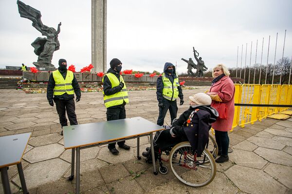 Ветеран хотела лично возложить цветы к подножию памятника Освободителям - Sputnik Латвия