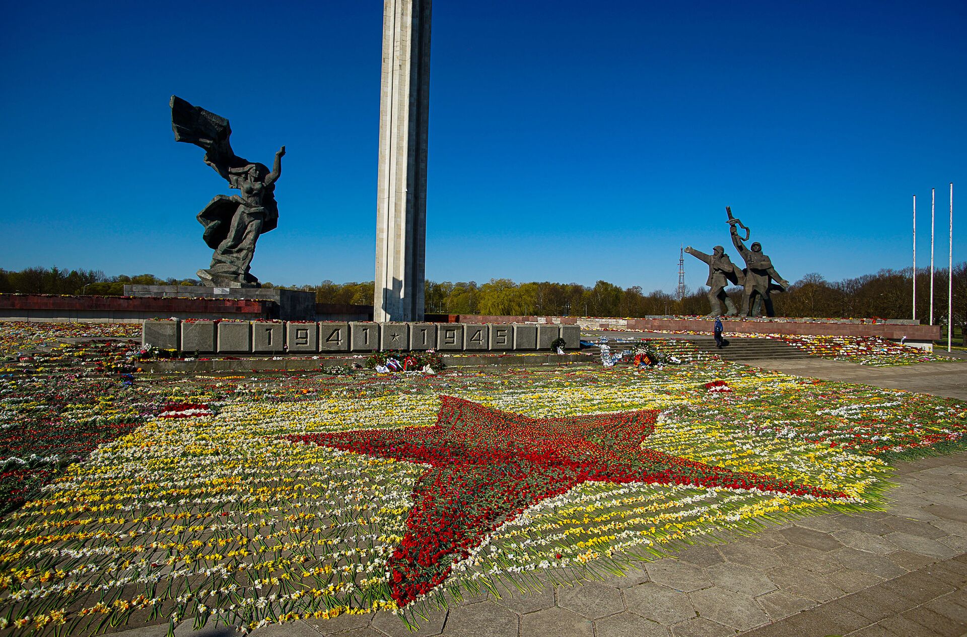 Красная звезда из цветов у памятника Освободителям Риги, выложенная волонтерами - Sputnik Латвия, 1920, 09.07.2021