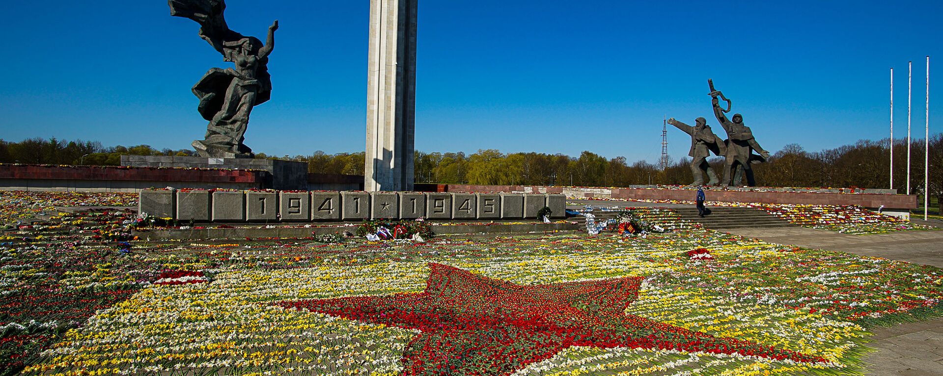 Красная звезда из цветов у памятника Освободителям Риги, выложенная волонтерами - Sputnik Латвия, 1920, 21.10.2021