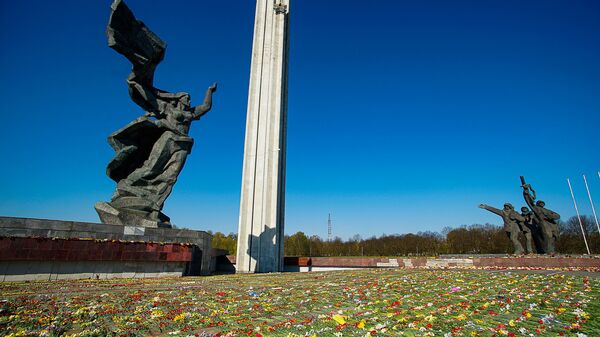 Памятник Освободителям Риги утром 10 мая - Sputnik Латвия