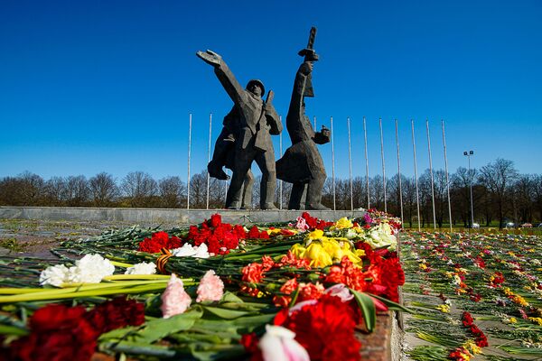 Цветы у памятника Освободителям Риги - Sputnik Латвия