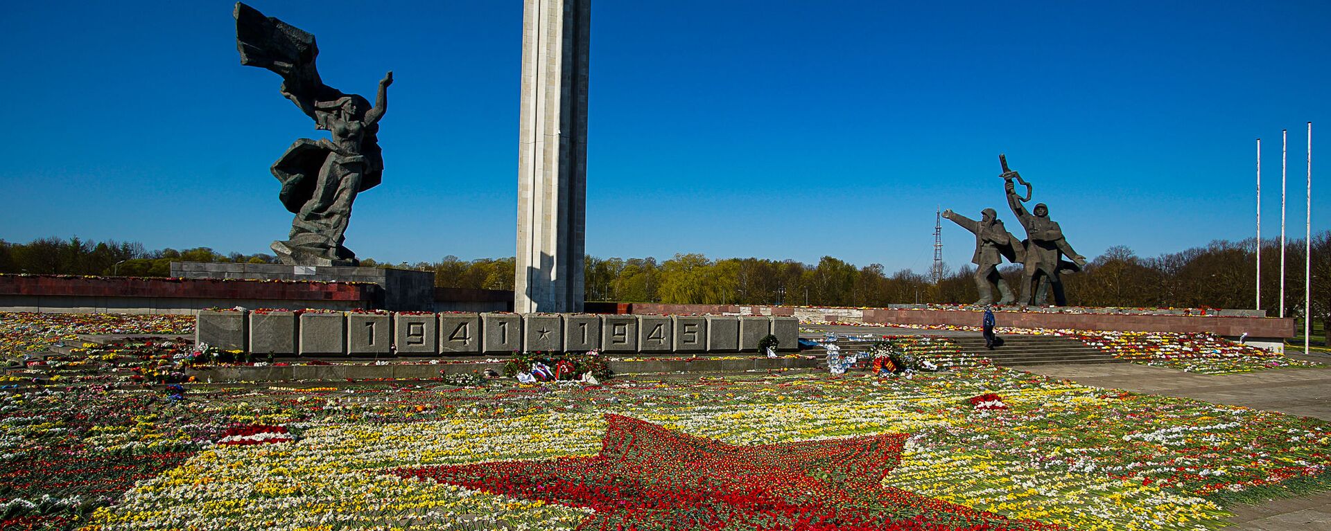 Красная звезда из цветов у памятника Освободителям Риги, выложенная волонтерами - Sputnik Латвия, 1920, 22.06.2021