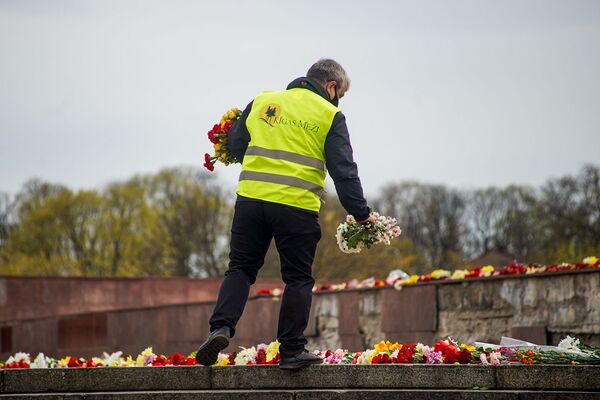 Rīgas meži darbinieks novieto ziedus pie Uzvaras pieminekļa - Sputnik Latvija