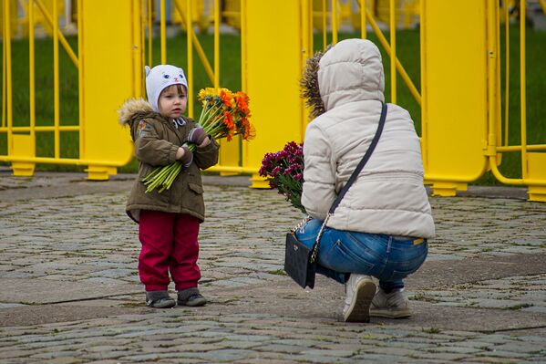 Meitene ar ziediem pie Uzvaras pieminekļa Rīgā - Sputnik Latvija