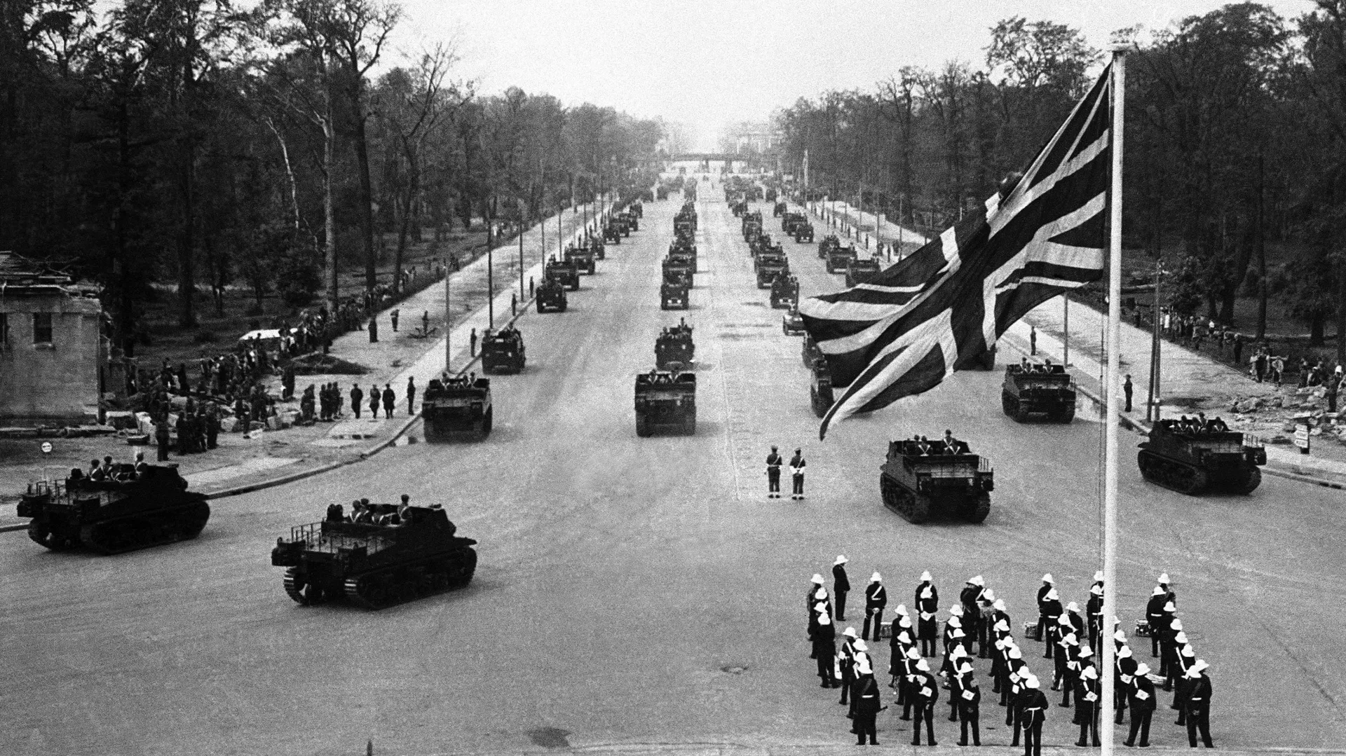Британские военные во время парада в Берлине. 13 июля 1945