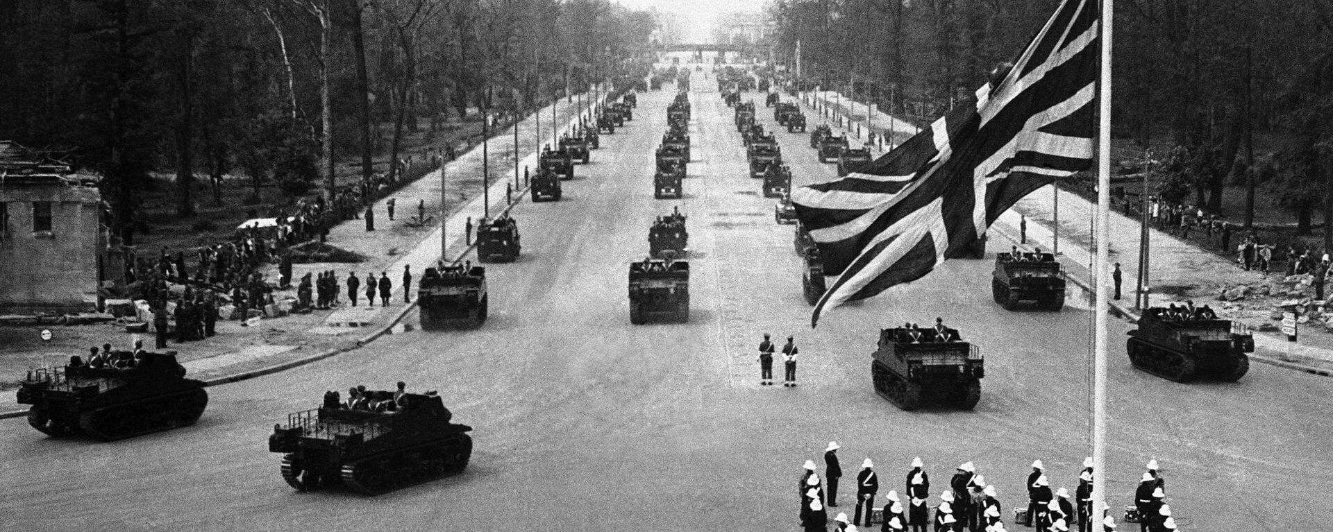Британские военные во время парада в Берлине. 13 июля 1945 - Sputnik Latvija, 1920, 25.05.2021
