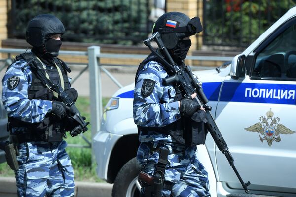 На место стрельбы в Казани выехали сотрудники правоохранительных органов и оперативных служб - Sputnik Латвия