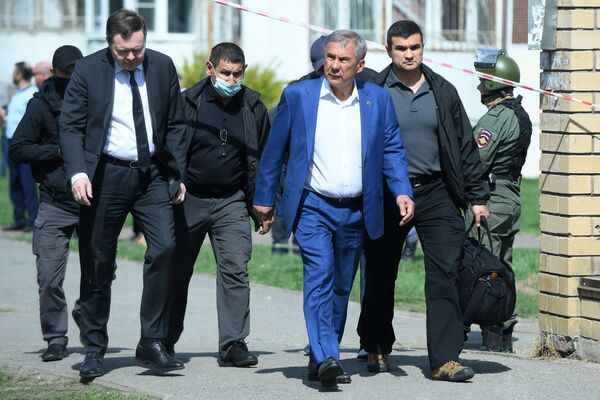 Президент Республики Татарстан Рустам Минниханов (в центре) прибыл на место ЧП в Казани - Sputnik Латвия