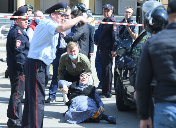 Ситуация у школы в Казани после атаки вооруженного злоумышленника - Sputnik Латвия