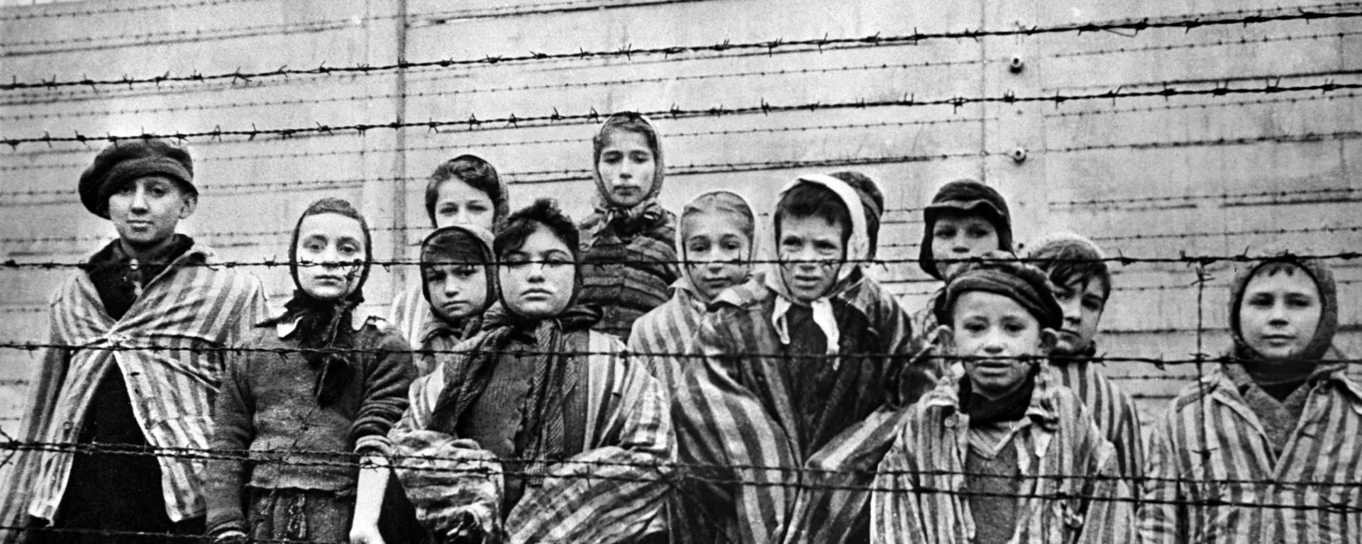 Великая Отечественная война 1941-1945 гг. Освобождение нацистского концентрационного лагеря Освенцим (Аушвиц) войсками 1-го Украинского фронта во взаимодействии с войсками 4-го Украинского фронта в ходе Висло-Одерской операции. Дети-узники лагеря смерти в первые часы после его освобождения от немецко-фашистских палачей. - Sputnik Латвия, 1920, 09.06.2021