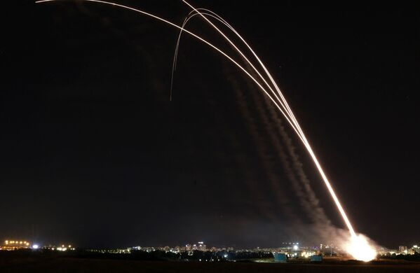 Израильская система противовоздушной обороны Iron Dome запускается для перехвата ракет, запущенных из сектора Газа - Sputnik Латвия