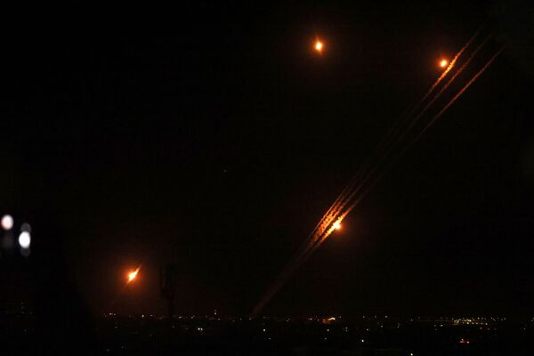 Ракеты запускаются в направлении Израиля из Рафаха на юге сектора Газа - Sputnik Латвия