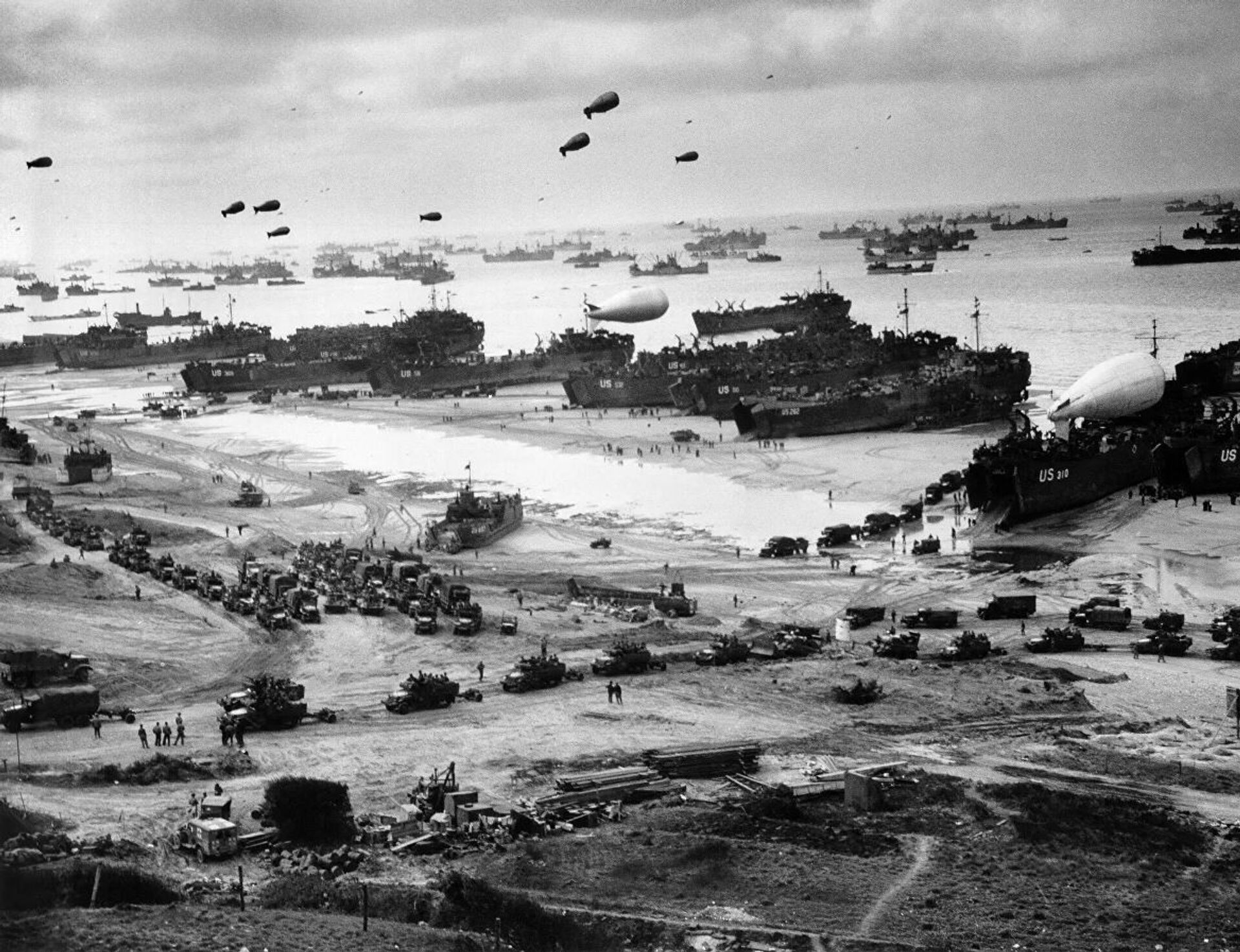 Высадка американских военных на десантном корабле на нормандский пляж Омаха во Франции. 6 июня 1944 года - Sputnik Latvija, 1920, 01.06.2021