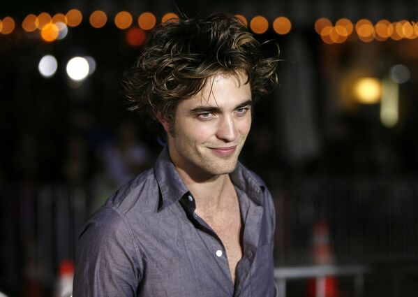 Britu aktieris Roberts Pattinsons dzimis 1986. gada 13. maijā Londonā. Jaunībā viņš strādāja par modeli, kā arī piedalījās amatieru teātra izrādēs - Sputnik Latvija