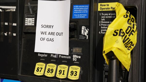В США  резко вырос спрос на топливо после кибератаки, которая повредила Колониальный трубопровод в Дареме, штат Северная Каролина - Sputnik Latvija