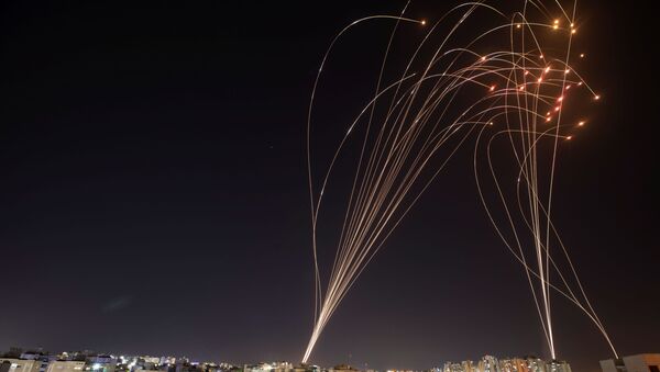 Израильская противоракетная система Iron Dome перехватывает ракеты, запущенные из сектора Газа в направлении Израиля - Sputnik Latvija