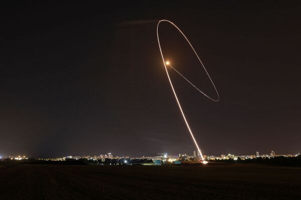 Izraēlas pretgaisa aizsardzības sistēma Iron Dome pārtver no Gazas sektora palaistu raķeti - Sputnik Latvija