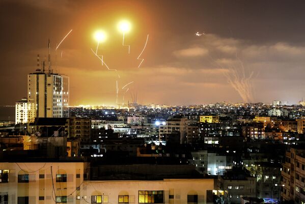 No Gazas sektora pret Izraēlu palaistās raķetes - Sputnik Latvija