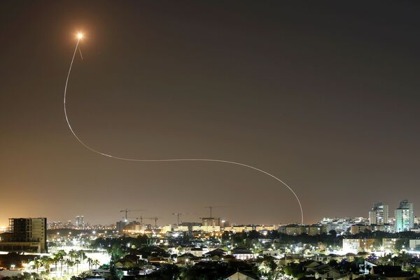 Izraēlas pretgaisa aizsardzības sistēma Iron Dome iedarbojas, lai pārtvertu raķetes, kas palaistas no Gazas sektora - Sputnik Latvija