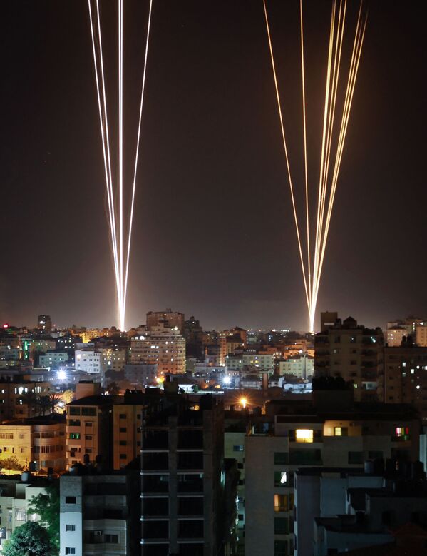 Raķetes tiek palaistas no Gazas pilsētas, ko kontrolē Palestīnas kustība HAMAS. Apšaudi tā sāka, atbildot uz Izraēlas aviācijas triecienu pa 12 stāvu ēku pilsētā - Sputnik Latvija