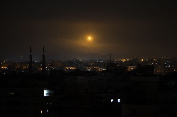 Uzliesmojumus debesīs virs Gazas - Sputnik Latvija