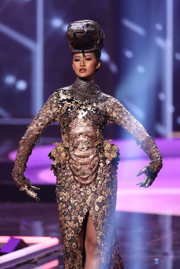 Мисс Индонезия Аю Маулида Путри во время показа национального костюма конкурса Мисс Вселенная 2021 - Sputnik Латвия