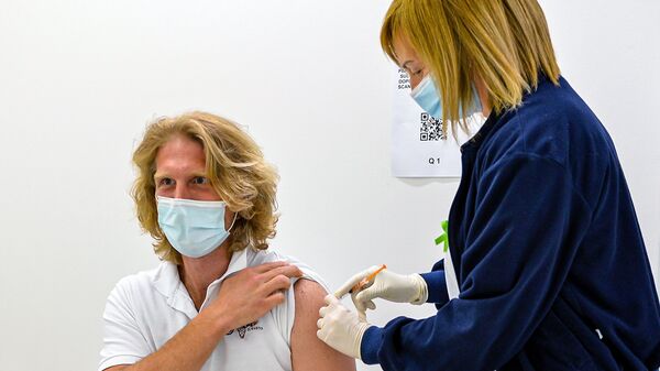 Мужчина во время вакцинации от COVID-19 российским препаратом Sputnik V (Гам-КОВИД-Вак) в Сан-Марино - Sputnik Латвия