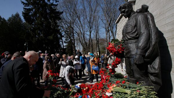 Возложение цветов к монументу Павшим во Второй мировой войне на Военном кладбище в Таллине, 9 мая 2021 - Sputnik Латвия