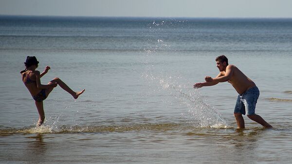Дети купаются в море в Юрмале - Sputnik Латвия
