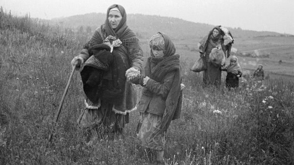 Женщины и дети идут через поле в освобожденные Красной Армией деревни. Прибалтийский фронт. - Sputnik Latvija