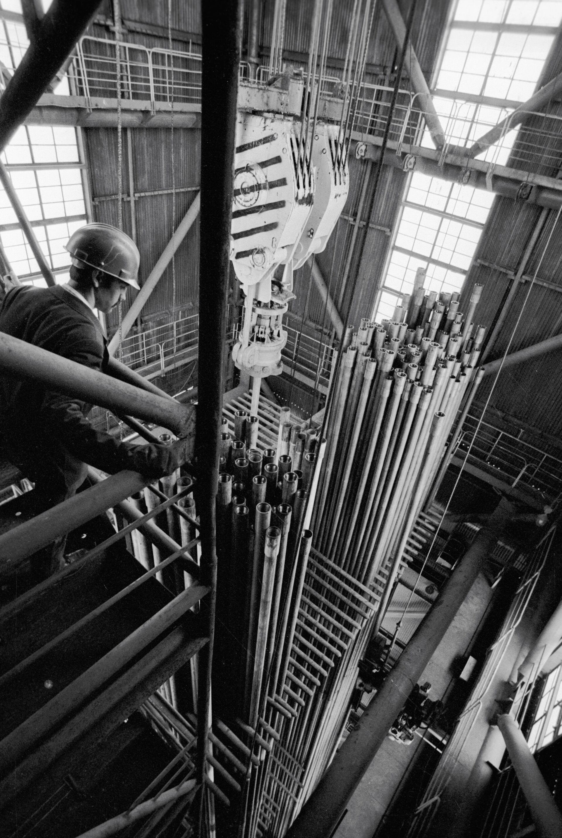 Работник Кольской сверхглубокой скважины проверяет механизм подъёма бура. - Sputnik Latvija, 1920, 01.06.2021