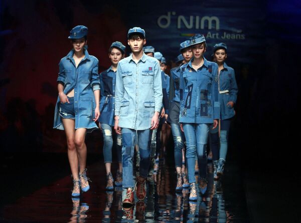 Показ джинсовой коллекции на Китайской неделе моды в Пекине. - Sputnik Латвия