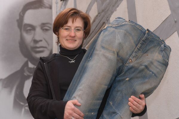 Реплика самых старых джинсов в мире, так называемых джинсов Nevada в музее Levi Strauss в Буттенхейме. - Sputnik Латвия