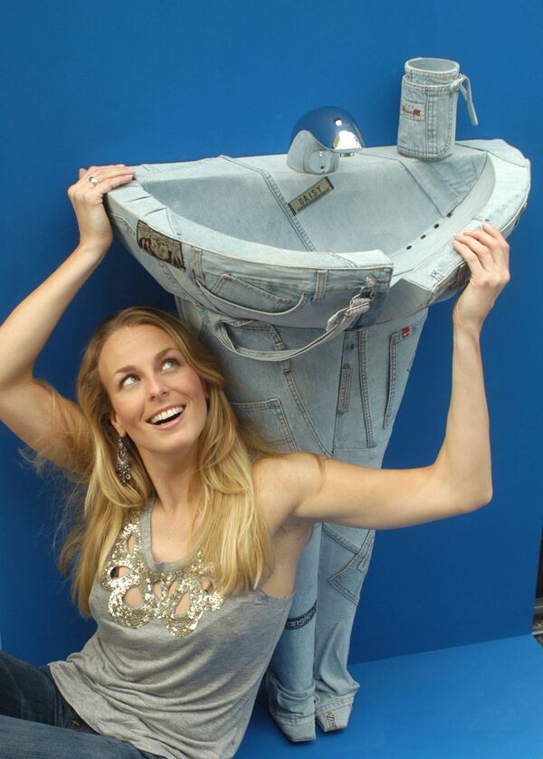 Модель Энджи Шаут смотрит на раковину в джинсовой ткани на выставке Ванная комната расстроена  во Франкфурте. - Sputnik Латвия