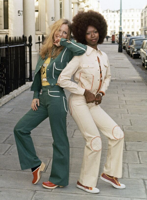 Modeles Vera Manro un Konsuelo džinsa tērpos, Londona, 1971. gads - Sputnik Latvija