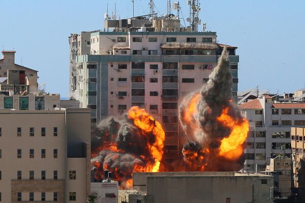 Ēka Gazas sektorā, kurā atradās mediju ofisi, sabruka Izraēlas apšaudē, 15. maijs - Sputnik Latvija